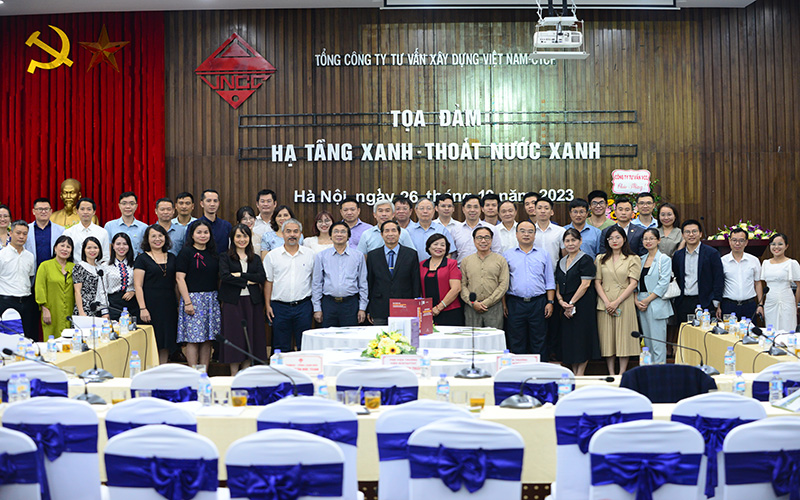 Thành viên tham gia buổi tọa đàm chụp ảnh lưu niệm